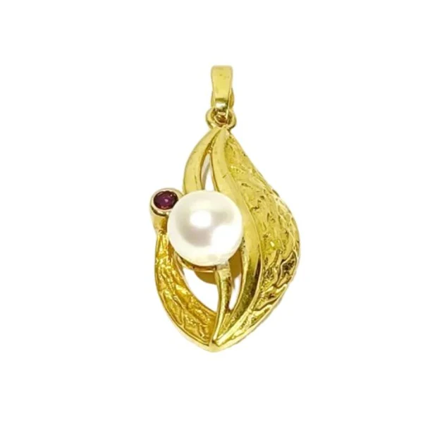 Pendentif en or jaune, perle et grenat