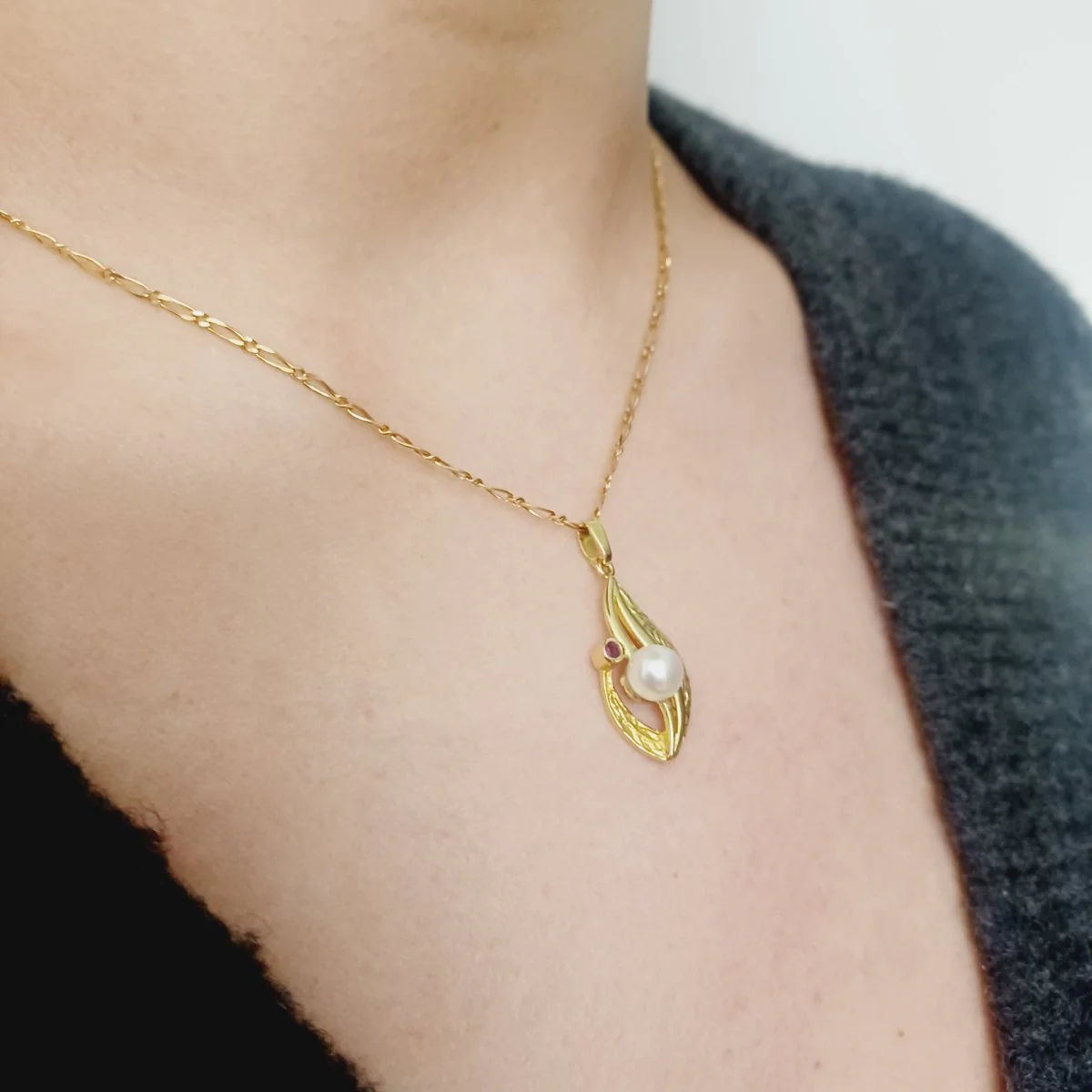 Pendentif en or jaune, perle et grenat - Image 2