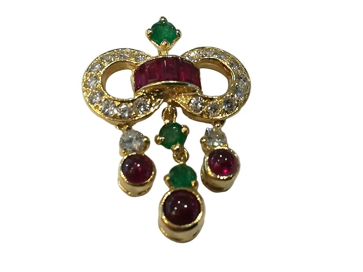 Pendentif en or jaune, rubis, émeraude et diamants