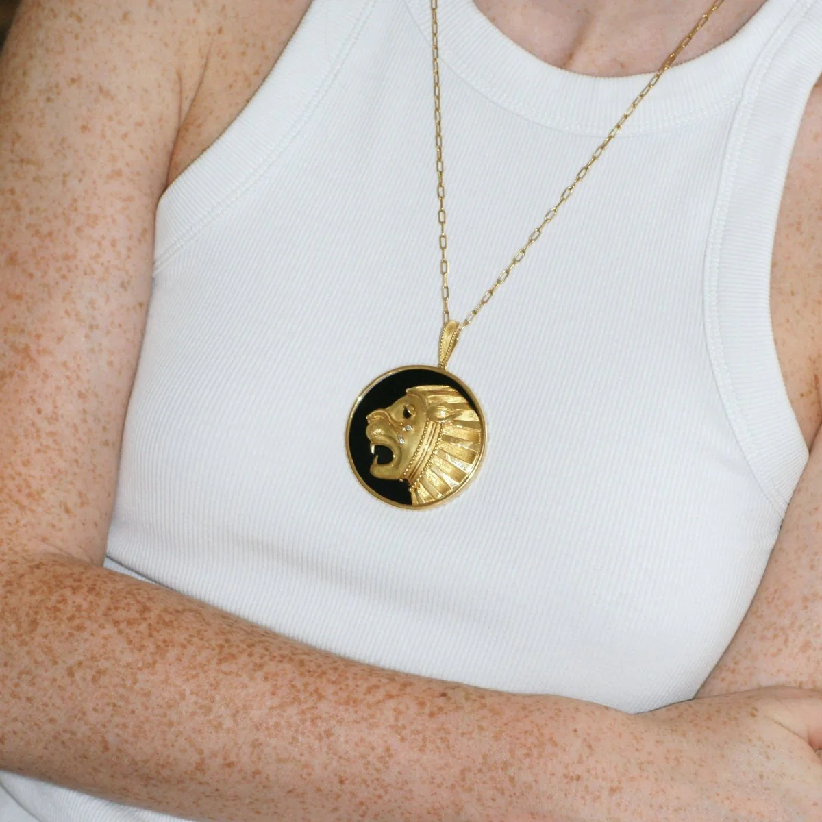 Pendentif JEAN & PIERRE BELLIN en or jaune, onyx et diamants - Image 2