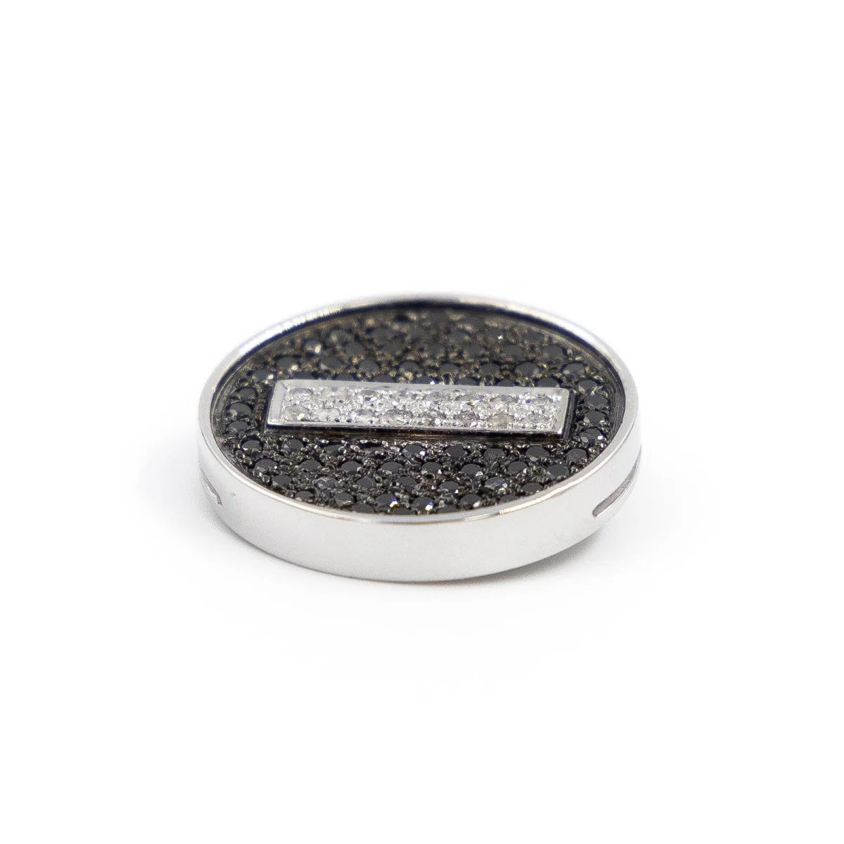 Pendentif en or blanc et diamants blancs et noirs