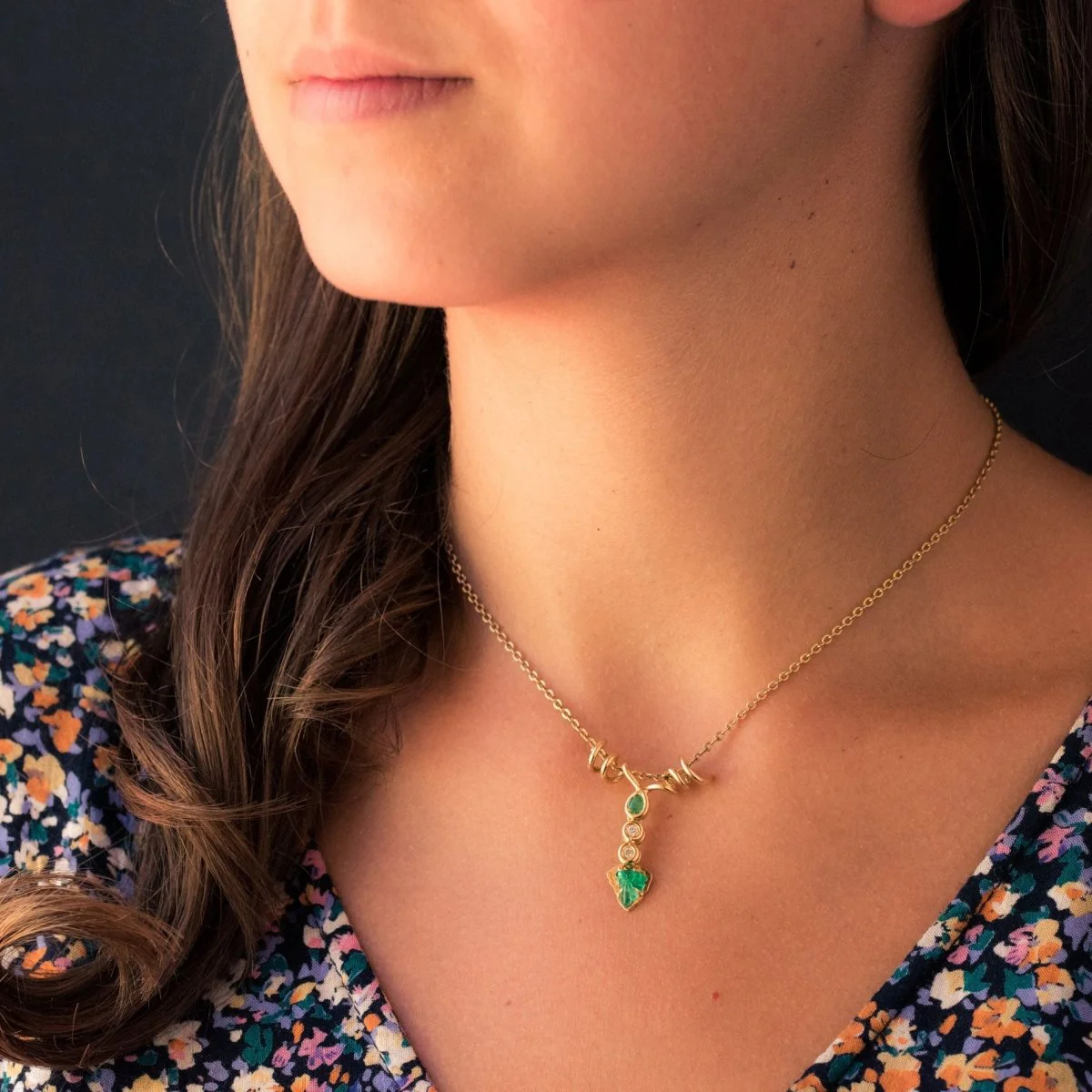 Pendentif en or jaune, émeraudes et diamants - Image 2