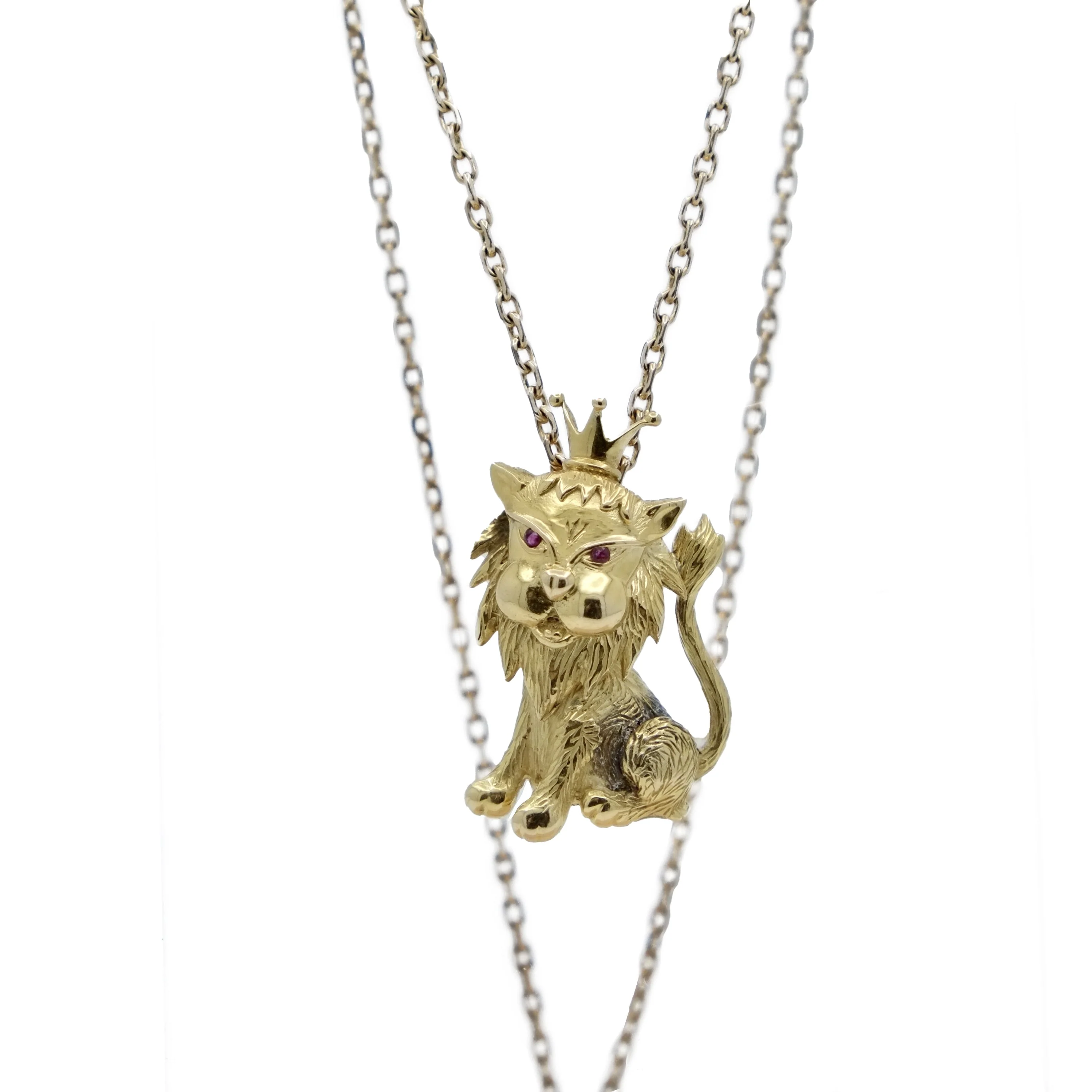 Pendentif Roi Lion en or jaune et rubis