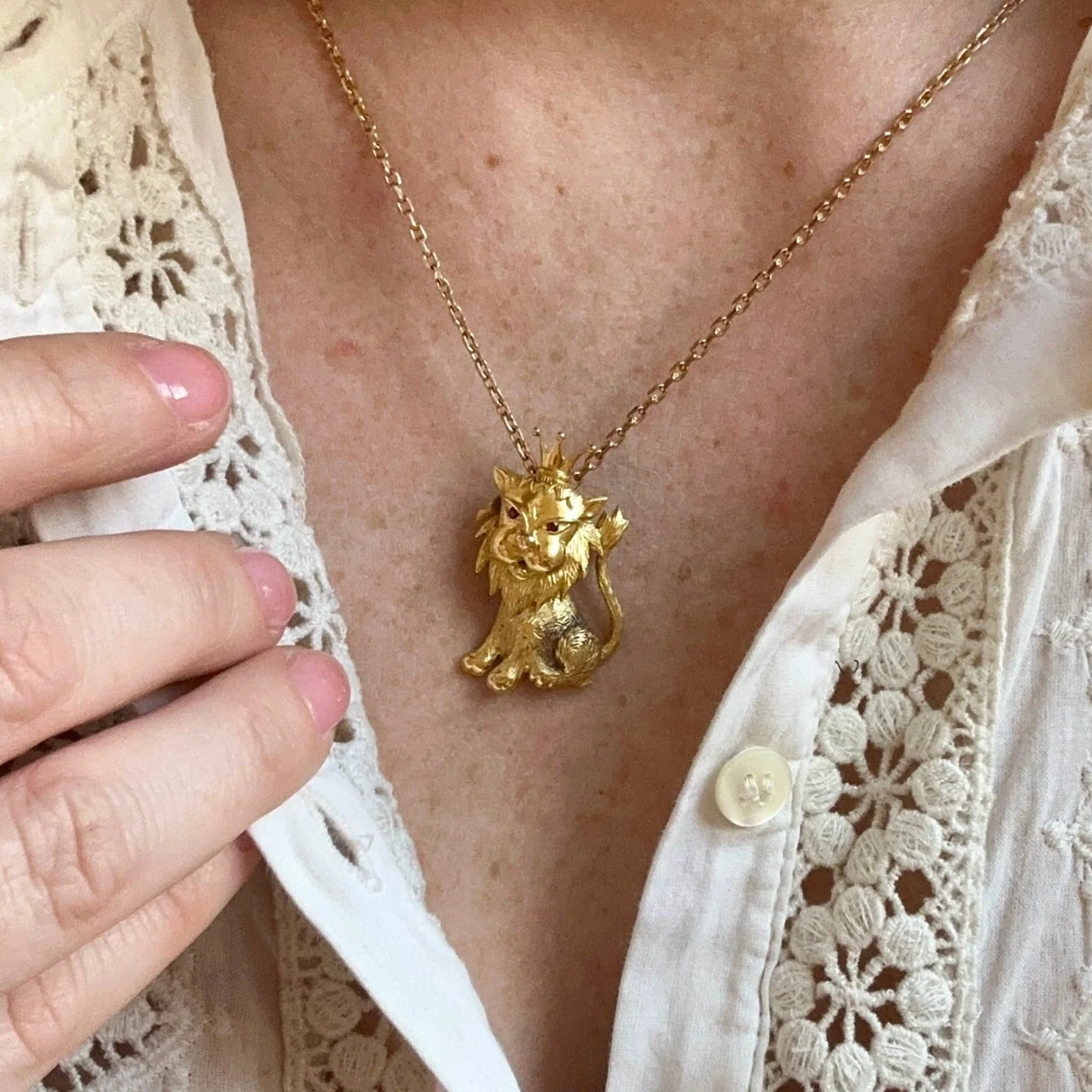 Pendentif Roi Lion en or jaune et rubis - Image 2