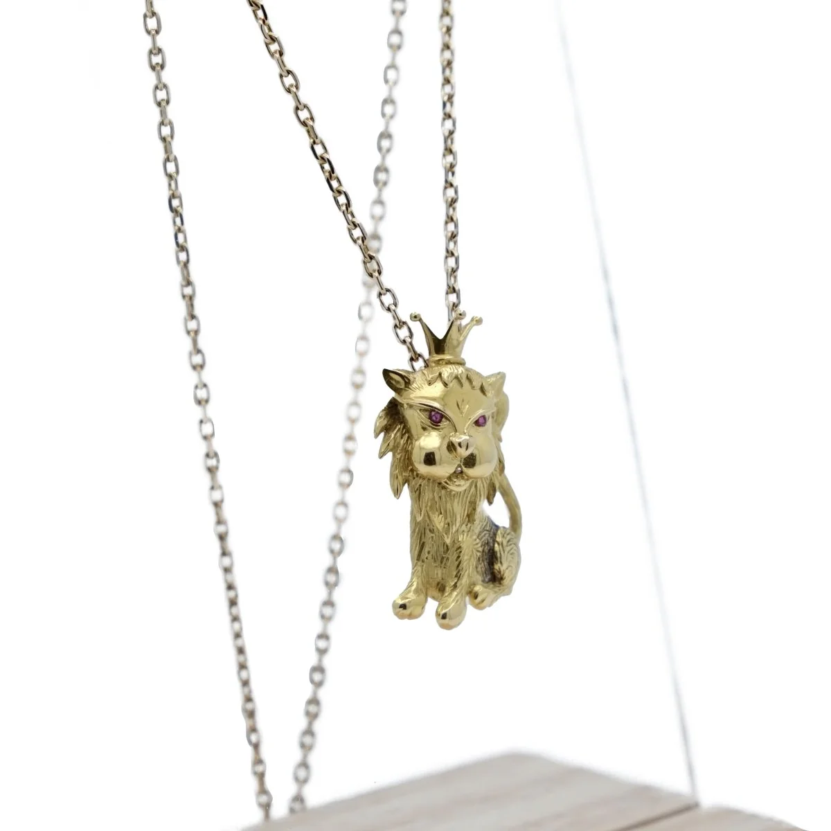 Pendentif Roi Lion en or jaune et rubis - Image 4
