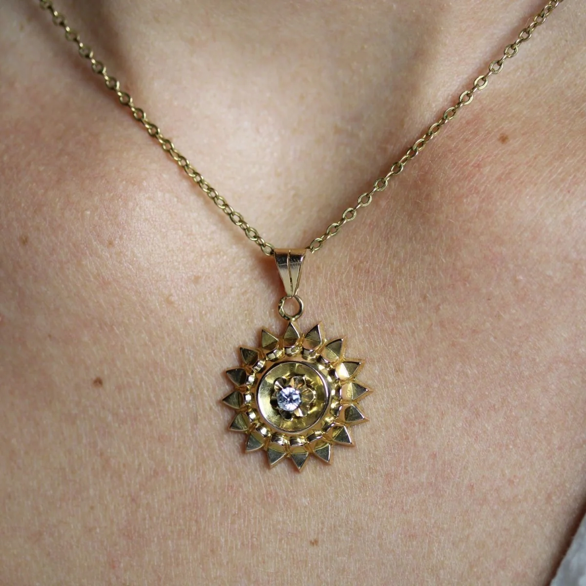 Pendentif soleil vintage or jaune pierre blanche - Image 6