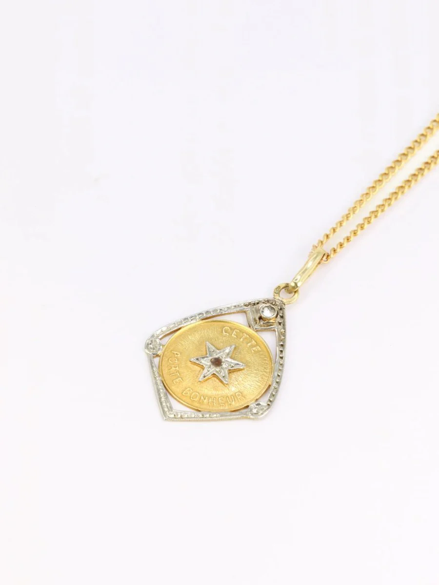 Pendentif vintage “Cette Etoile Porte Bonheur” en or et diamants - Image 3