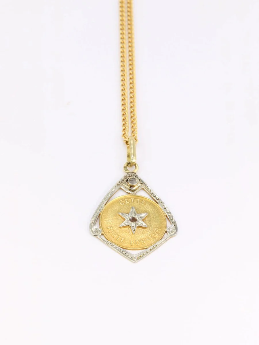 Pendentif vintage “Cette Etoile Porte Bonheur” en or et diamants - Image 4