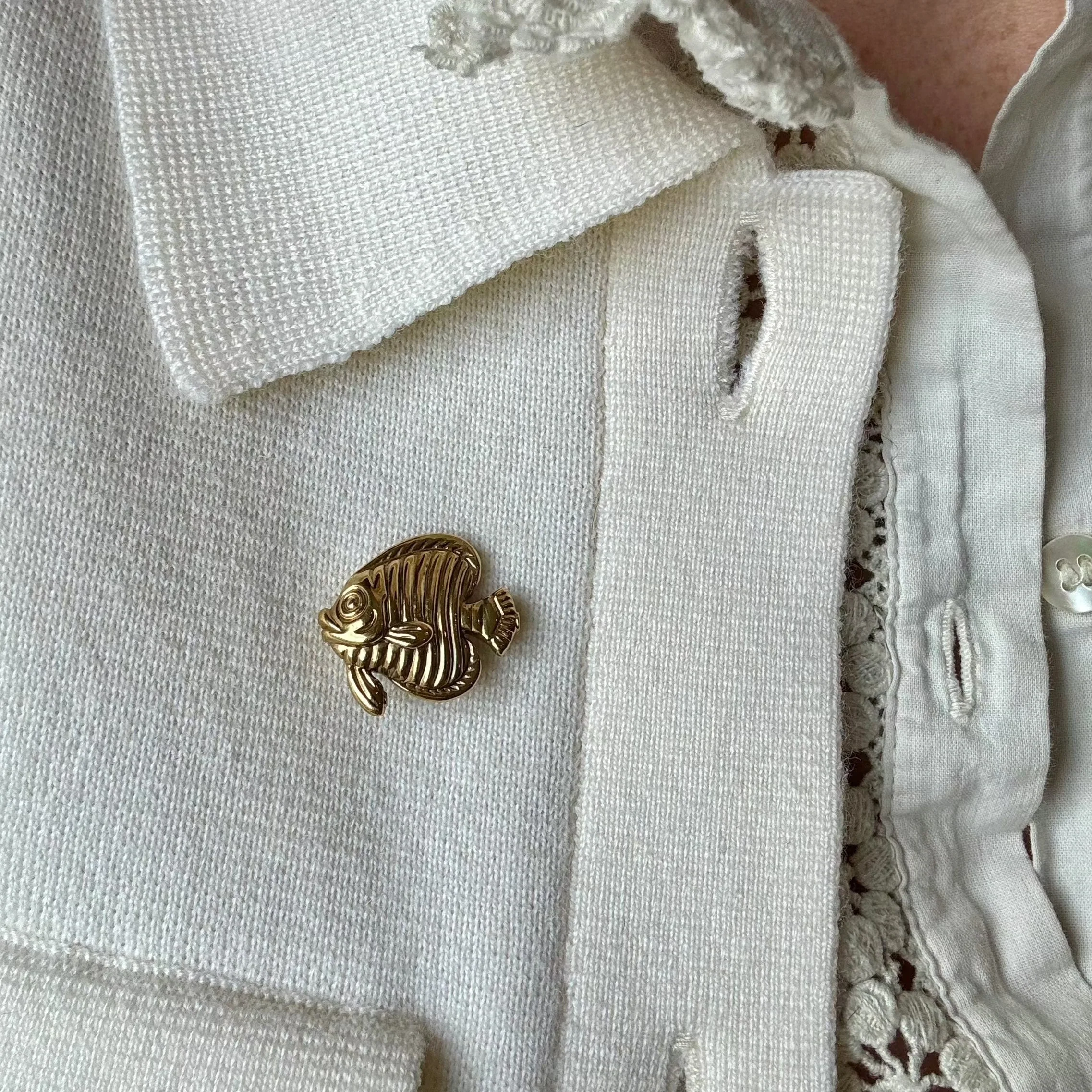 Broche poisson en or jaune - Image 2