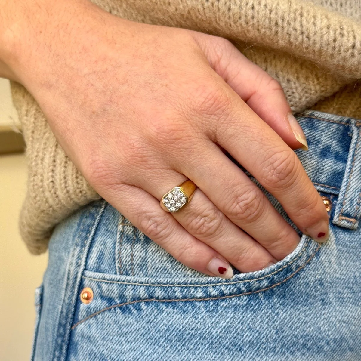 Bague chevalière pavage en or jaune et diamants - Image 2