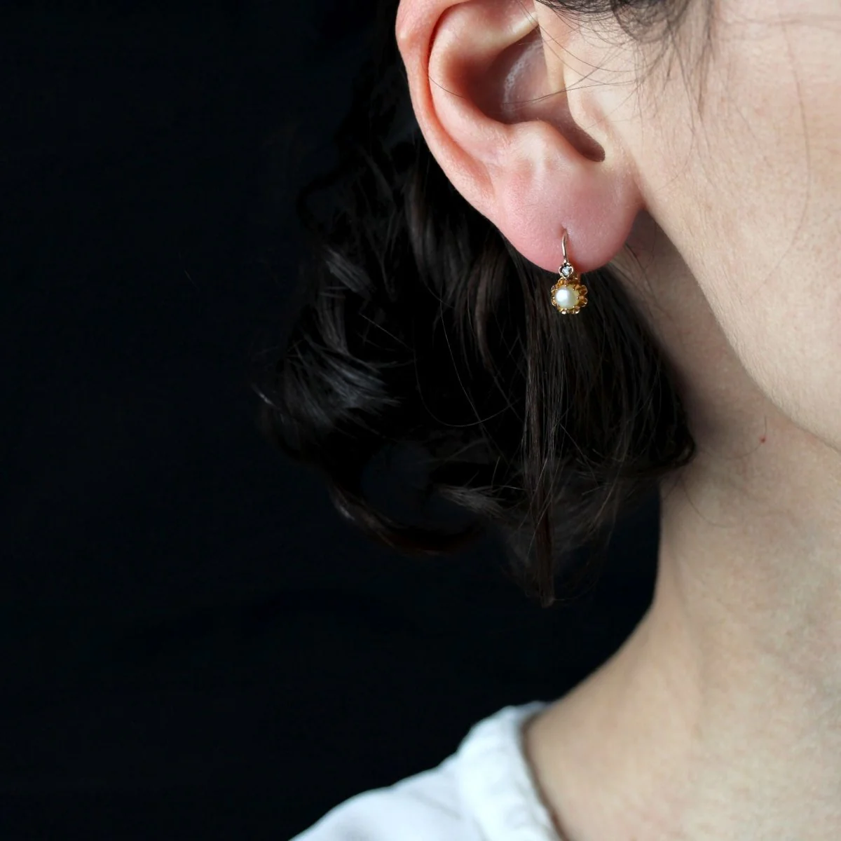 Boucles d'oreilles Dormeuses en or rose, perles et diamants - Image 2