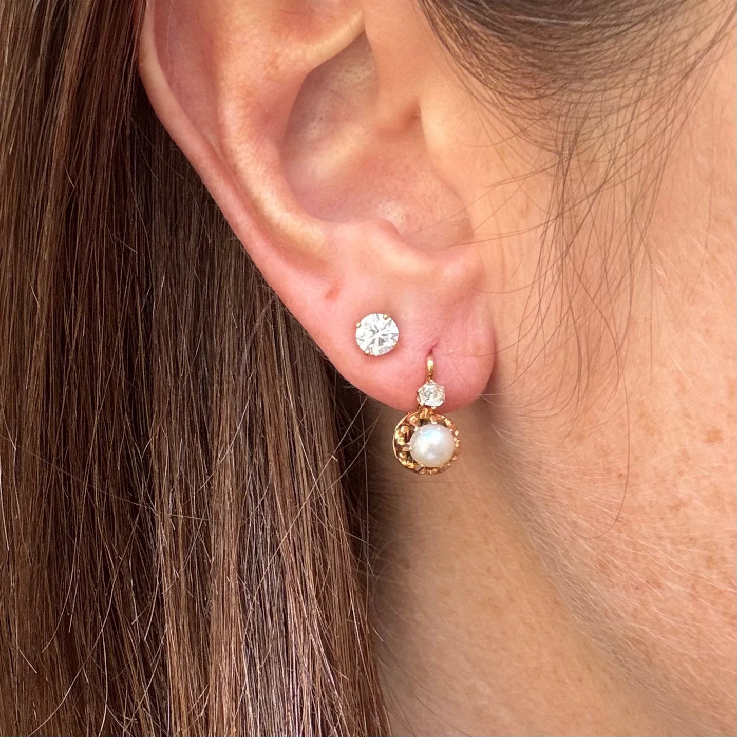 Boucles d'oreilles dormeuses en or jaune-rosé et perle et diamant - Image 2