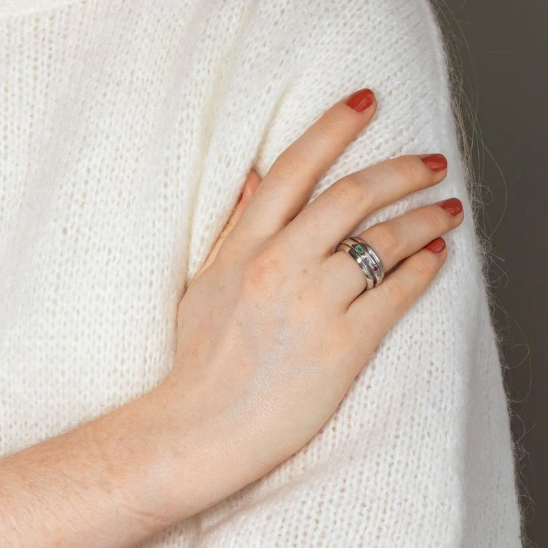 Bague Alliance PIAGET "Possession" en or blanc, rubis, émeraudes  et saphirs - Image 2