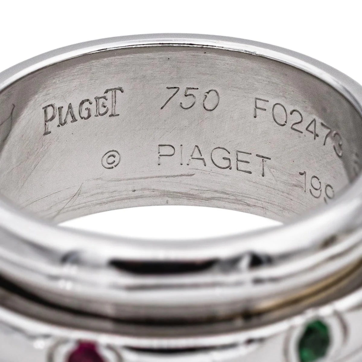 Bague Alliance PIAGET "Possession" en or blanc, rubis, émeraudes  et saphirs - Image 5