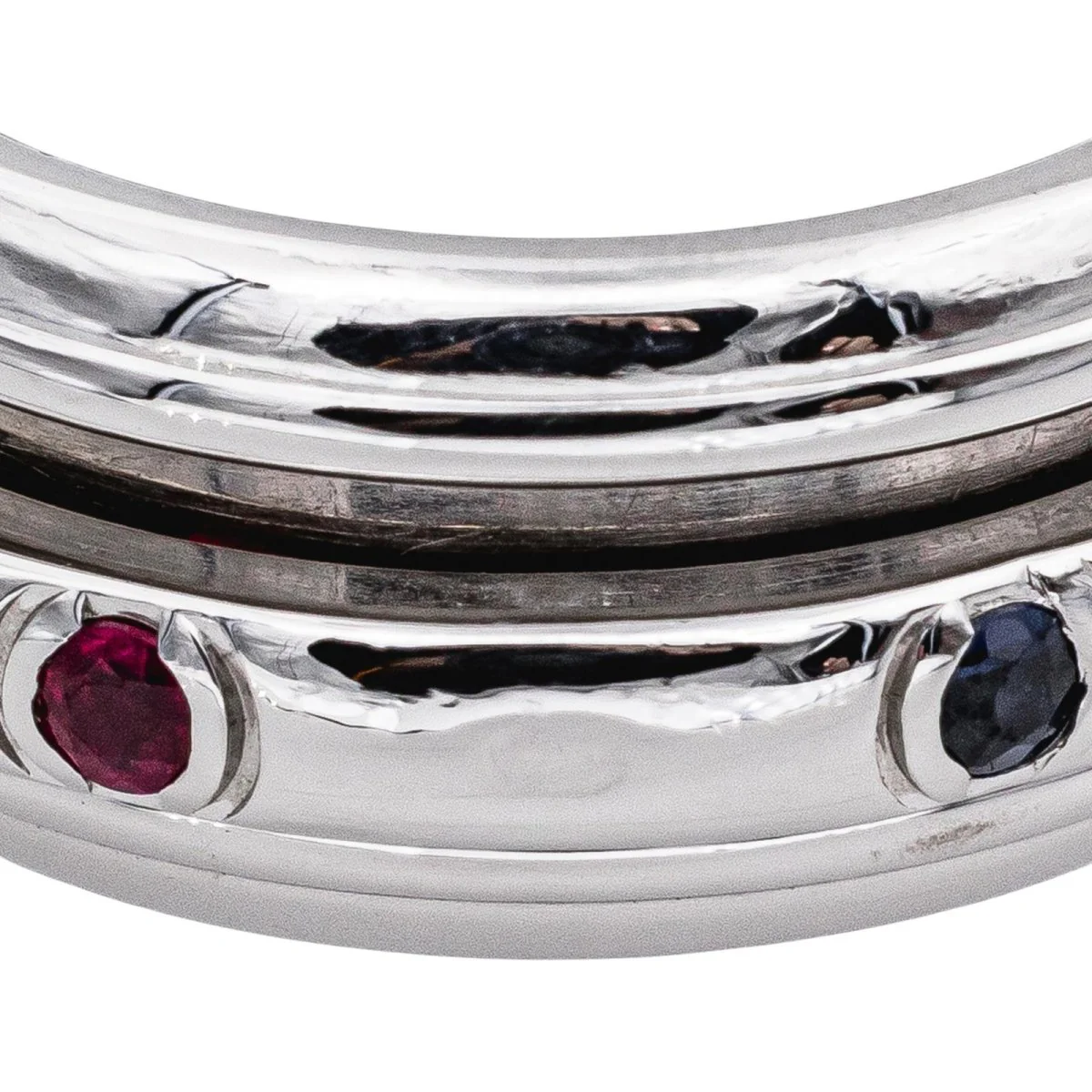 Bague Alliance PIAGET "Possession" en or blanc, rubis, émeraudes  et saphirs - Image 6