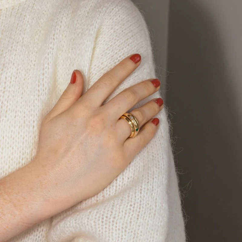 Bague Alliance PIAGET "Possession" en or jaune, émeraudes et diamants - Image 2