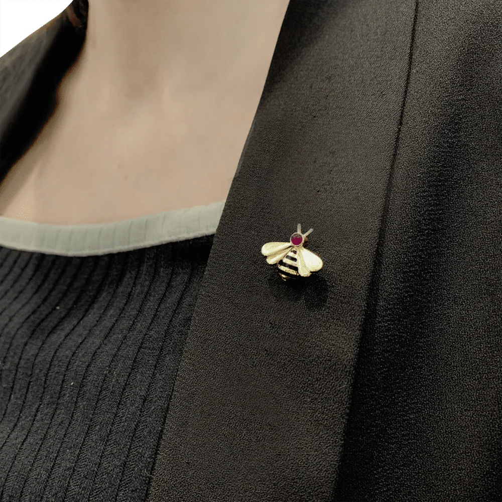 Épingle CARTIER en or jaune, émail et rubis - Image 2