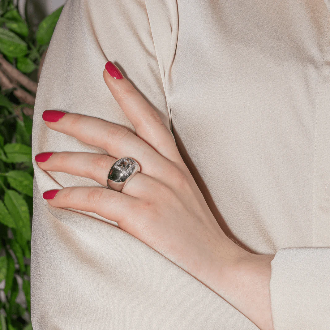 Bague Bandeau POIRAY "Thessalie" en or blanc, améthyste et diamants - Image 2