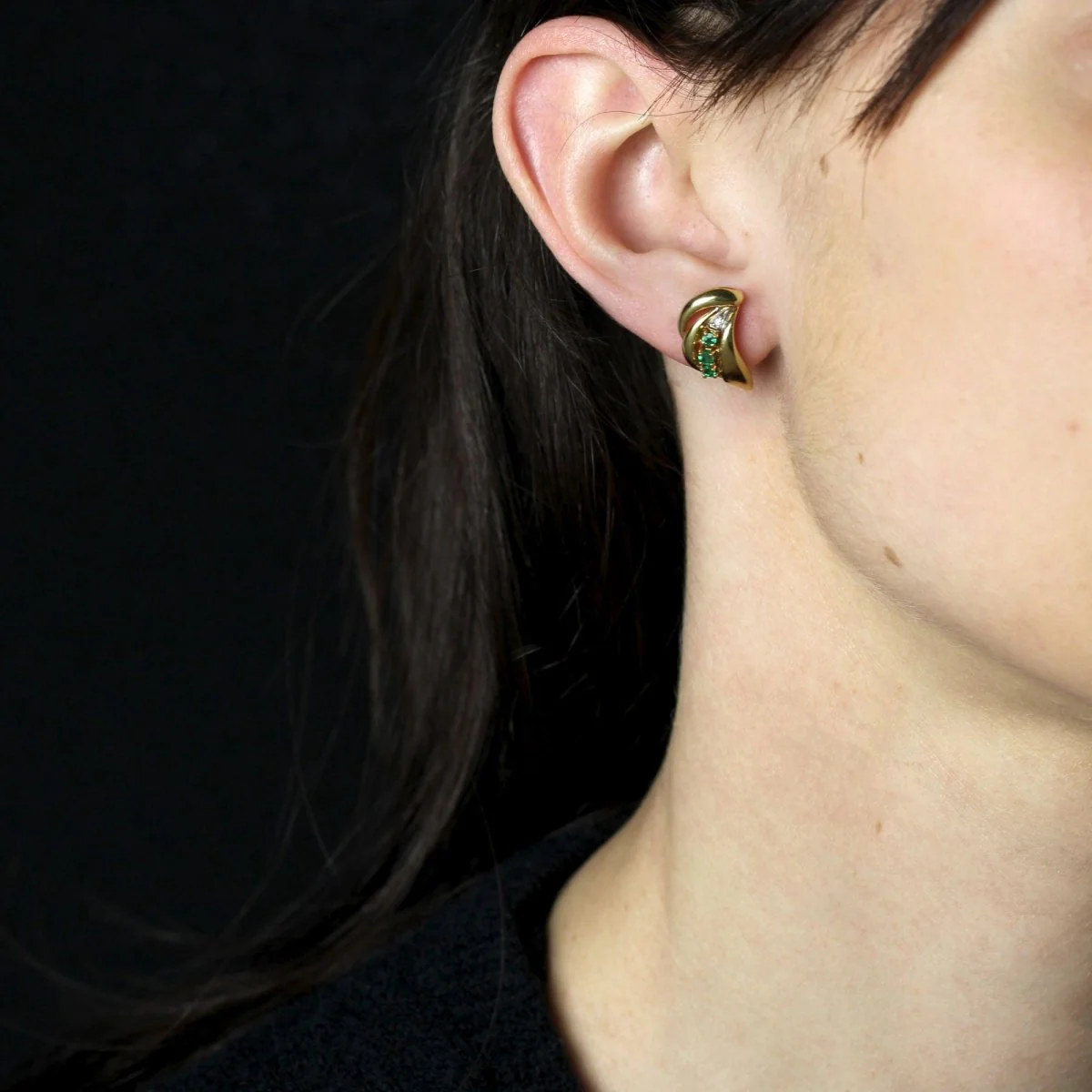 Boucles d'oreilles Puces en or jaune, émeraudes et diamant - Image 2