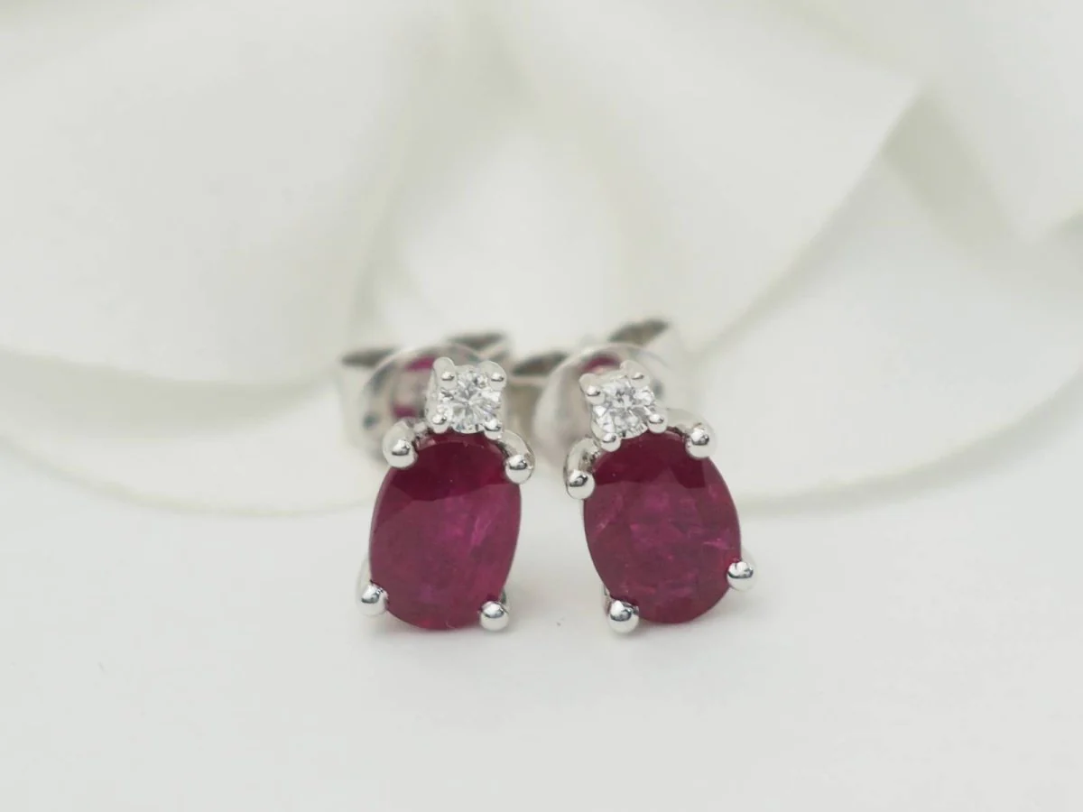 Boucles d'oreilles Puces en or blanc, rubis et diamants - Image 2