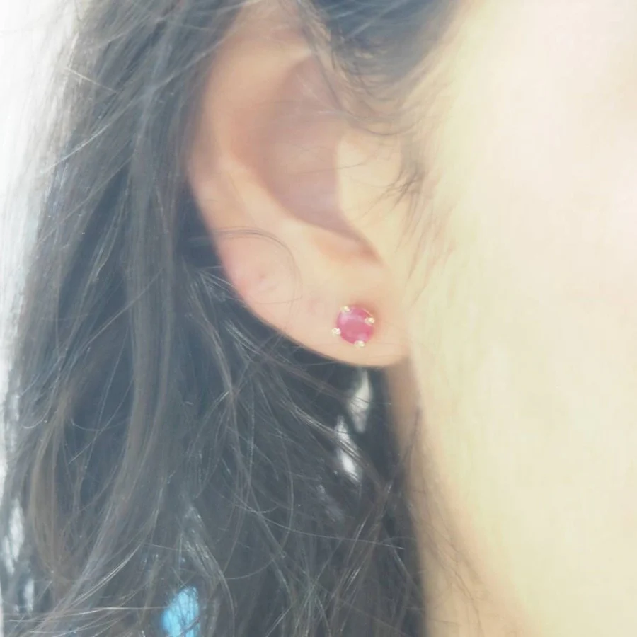 Boucles d'oreilles Puces en or jaune et rubis - Image 2