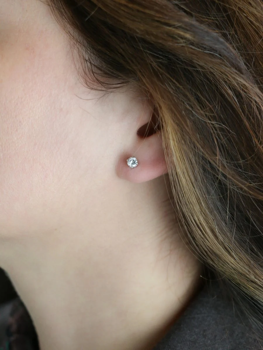 Puces d'oreilles or blanc diamants ronds 0.7 carat - Image 7