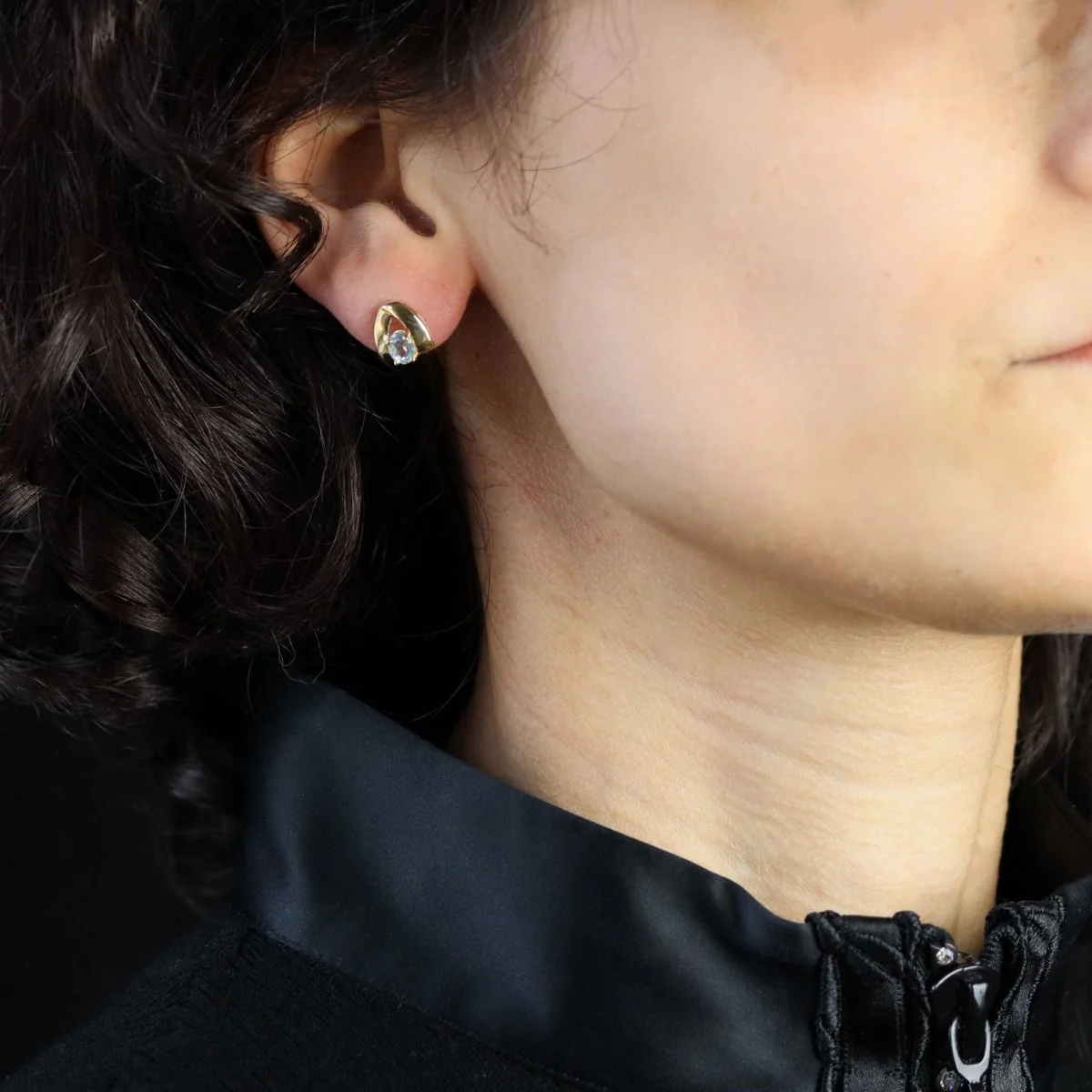 Boucles d'oreilles Clous en or jaune et aigue-marine - Image 2