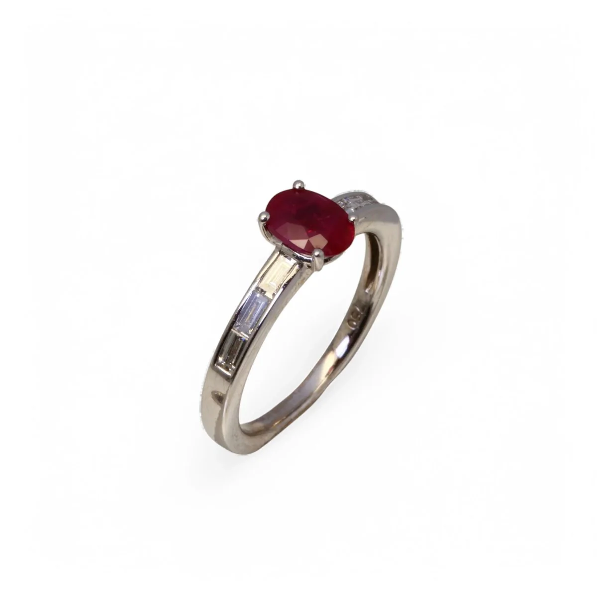 Bague en or blanc rubis et diamants. - Image 2