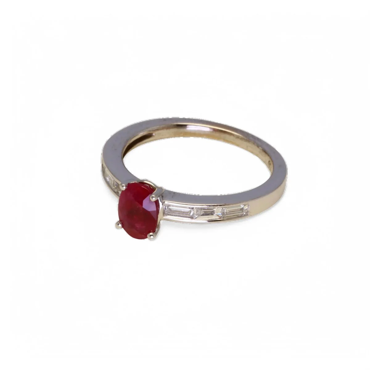Bague en or blanc rubis et diamants. - Image 4