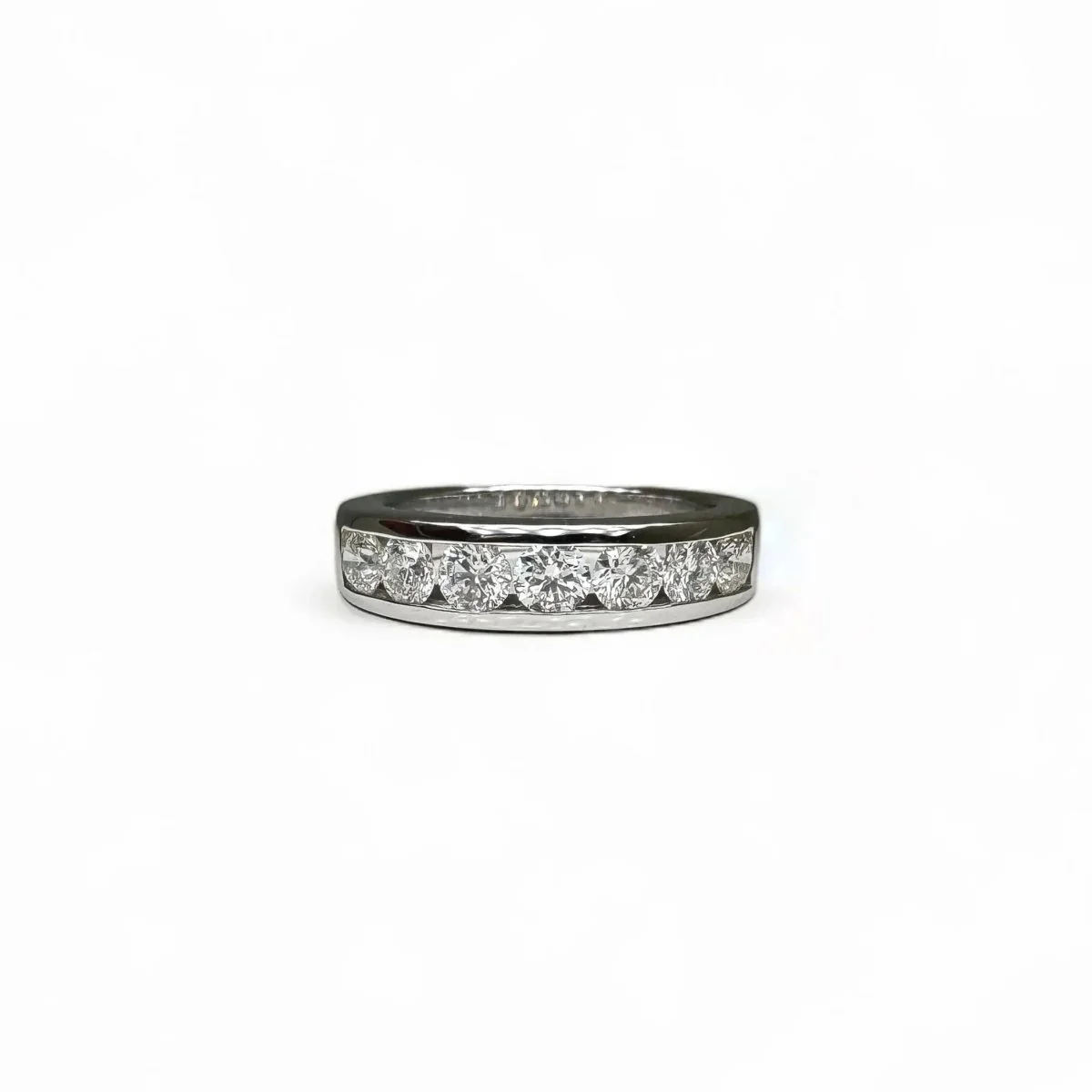 Demie alliance en or blanc sertie de diamants