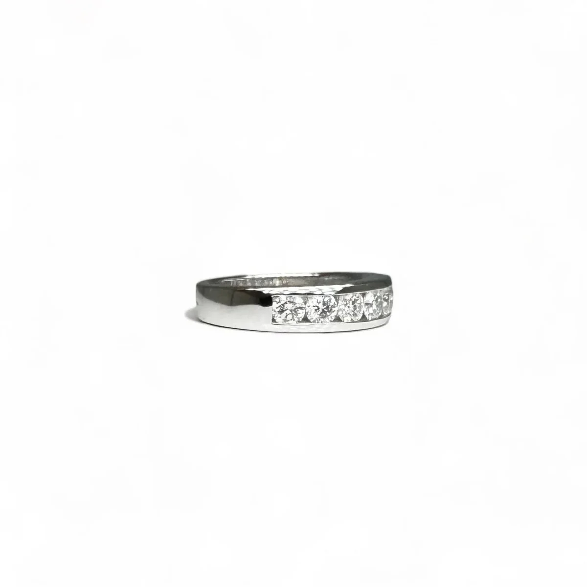 Demie alliance en or blanc sertie de diamants - Image 3