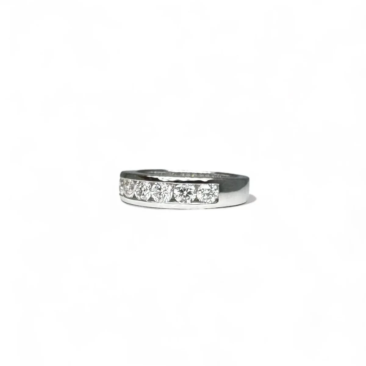 Demie alliance en or blanc sertie de diamants - Image 4