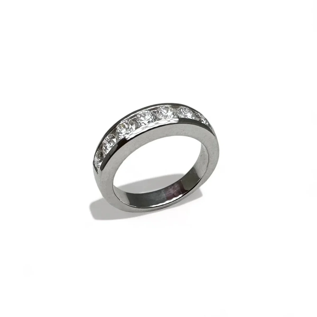 Demie alliance en or blanc sertie de diamants - Image 6