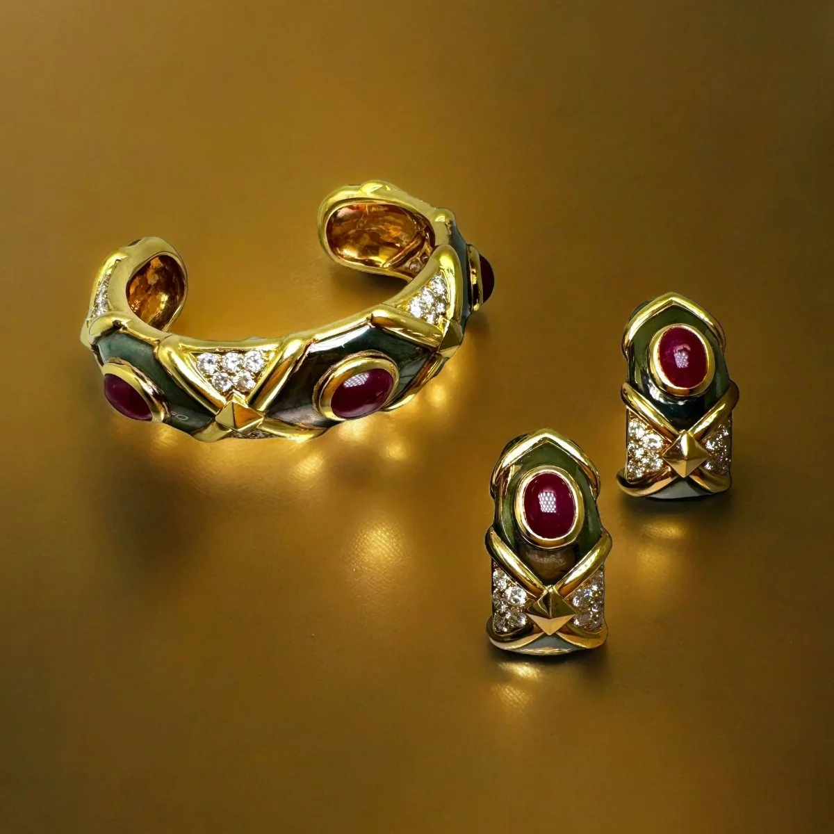 Boucles d’oreille vintage en or noirci et jaune ornée de rubis et diamants. - Image 5