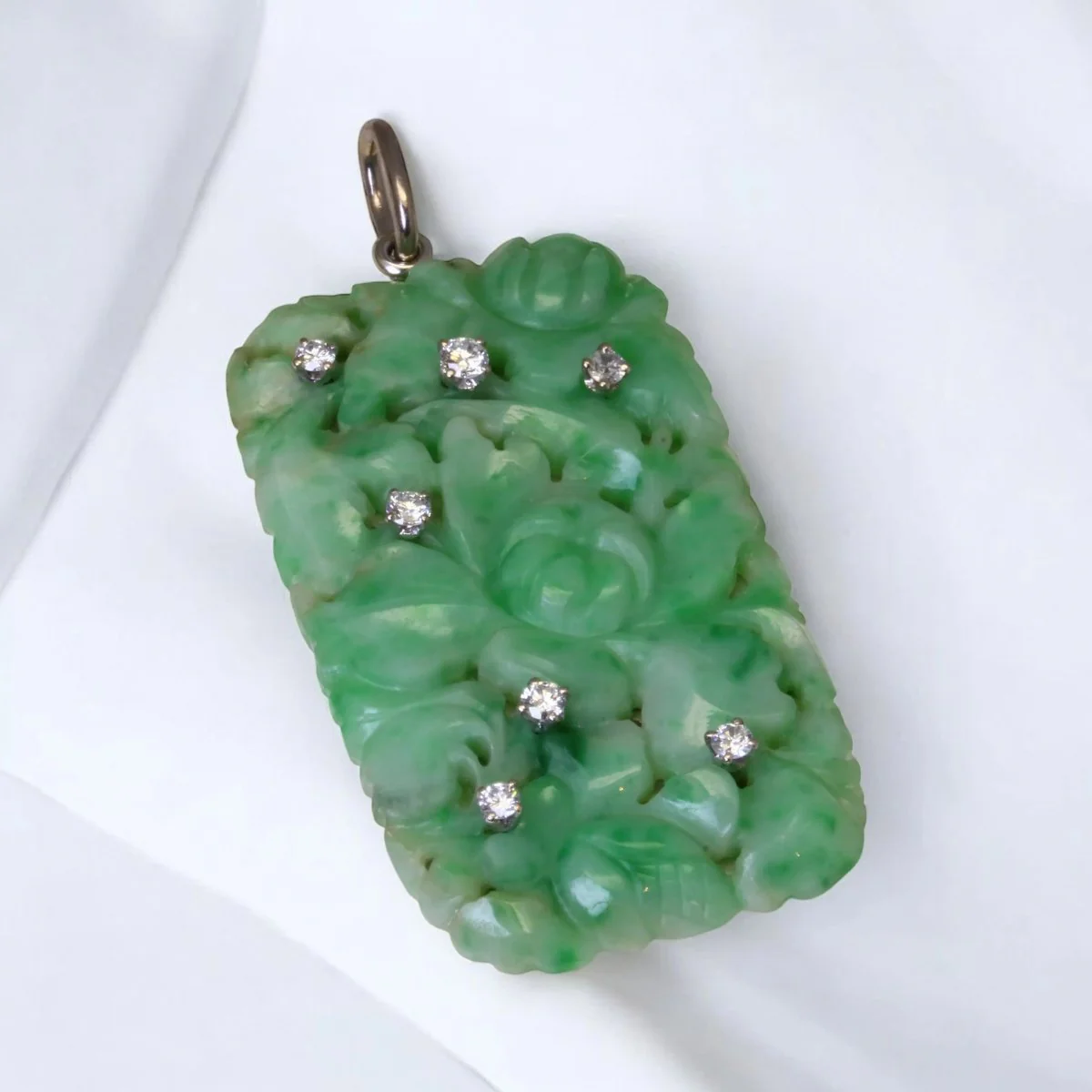 Pendentif Art Déco en or, jade sculpté et diamants. - Image 3