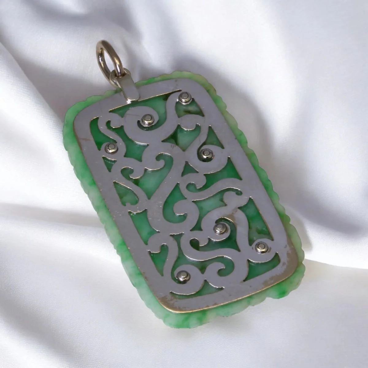 Pendentif Art Déco en or, jade sculpté et diamants. - Image 4
