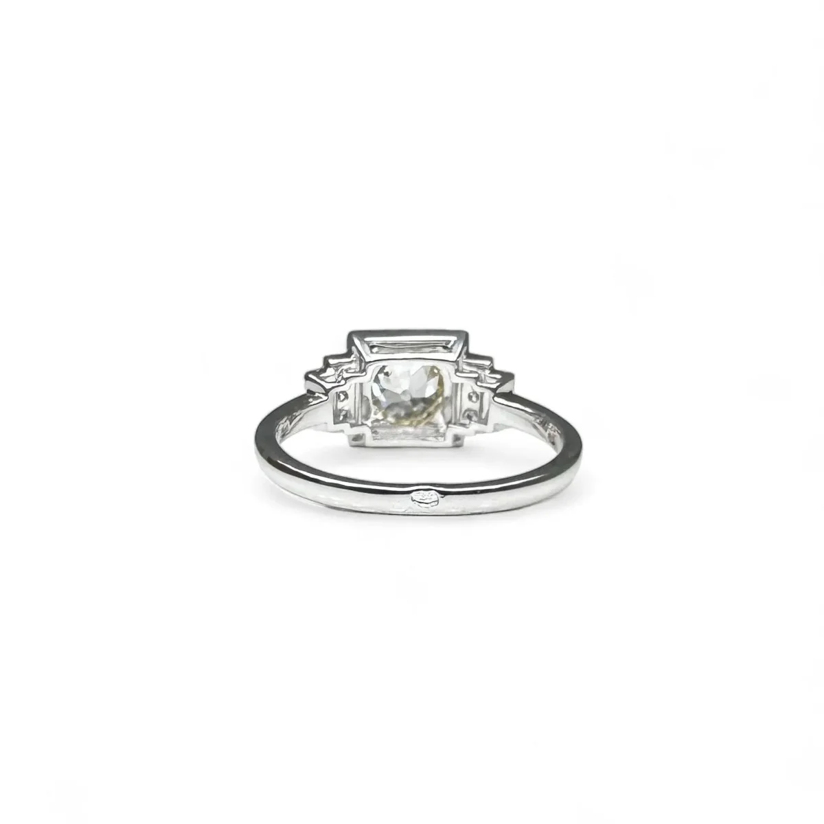 Bague solitaire de style Art-Déco en or gris serti de diamants. - Image 5