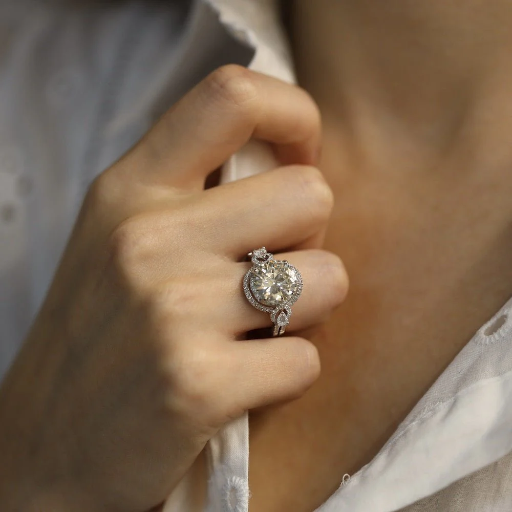 Bague Solitaire en or gris et diamants - Image 4