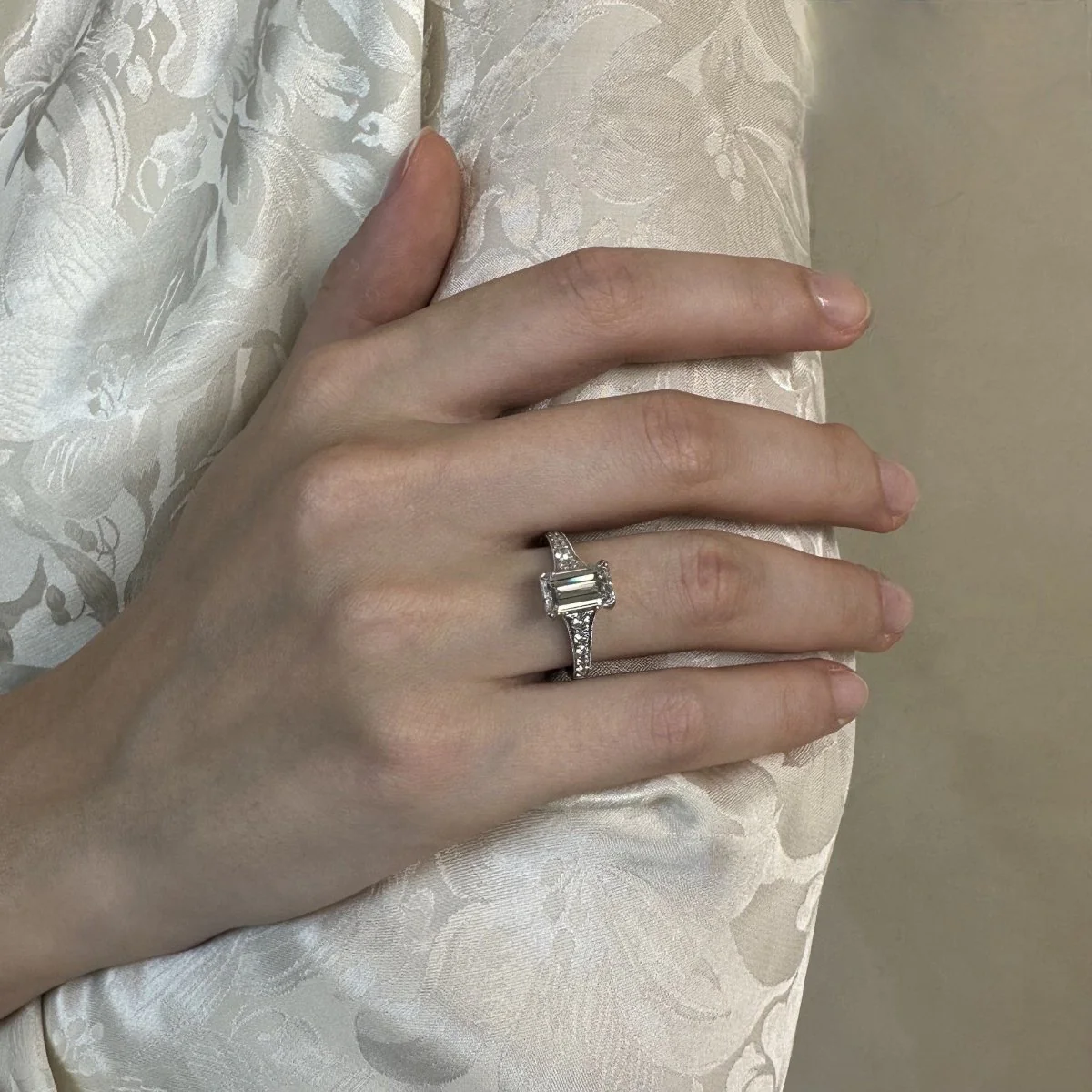 Bague Solitaire en or blanc et diamant - Image 2