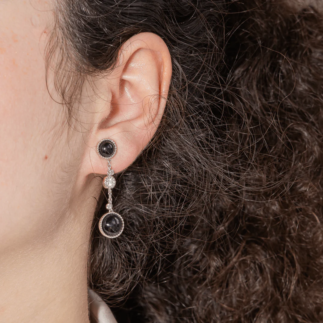 Boucles d'oreilles Pendantes SUSIE OTÉRO en or blanc, onyx et diamants - Image 2