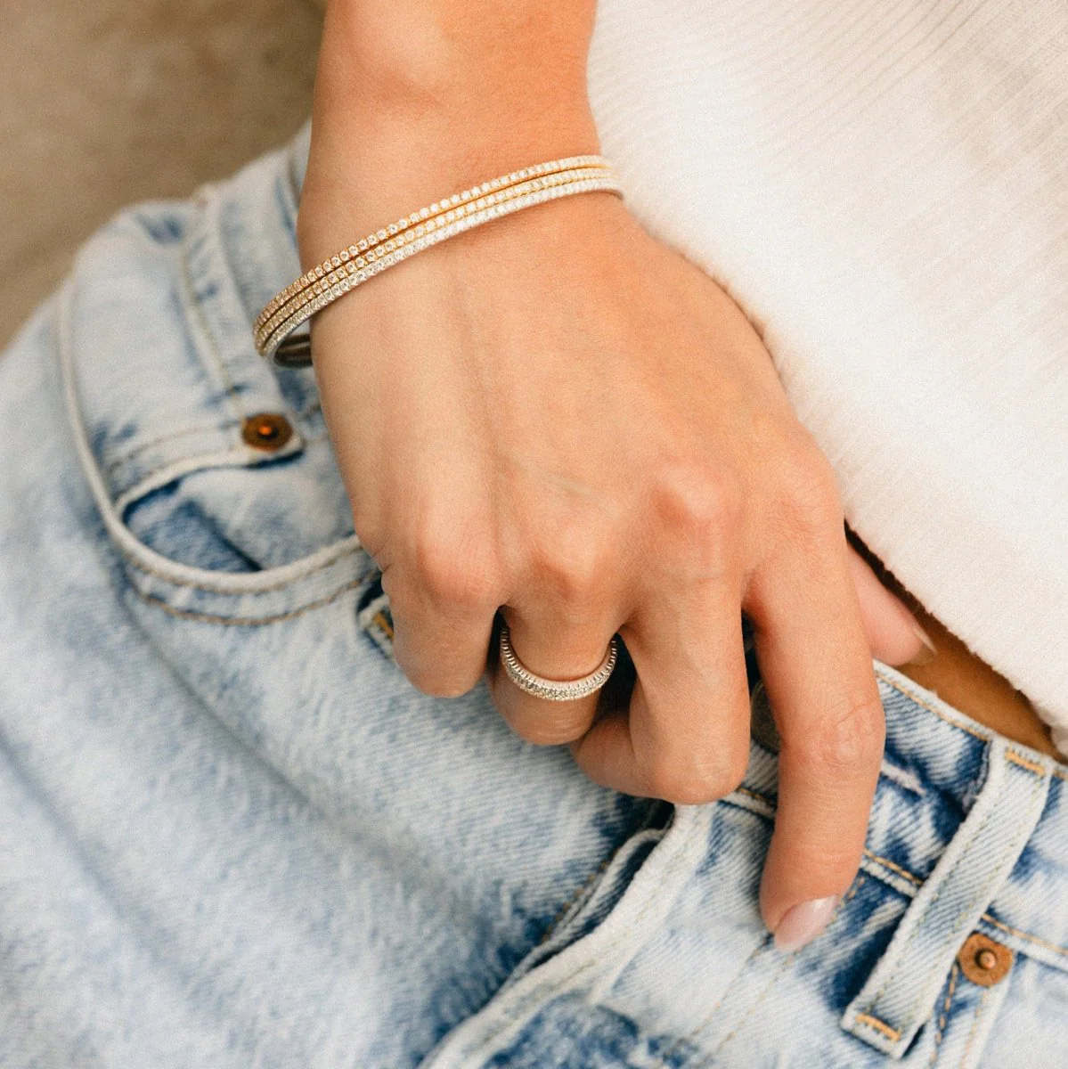 Trois bracelets Joncs en or blanc, or jaune, or rose et diamants - Image 2
