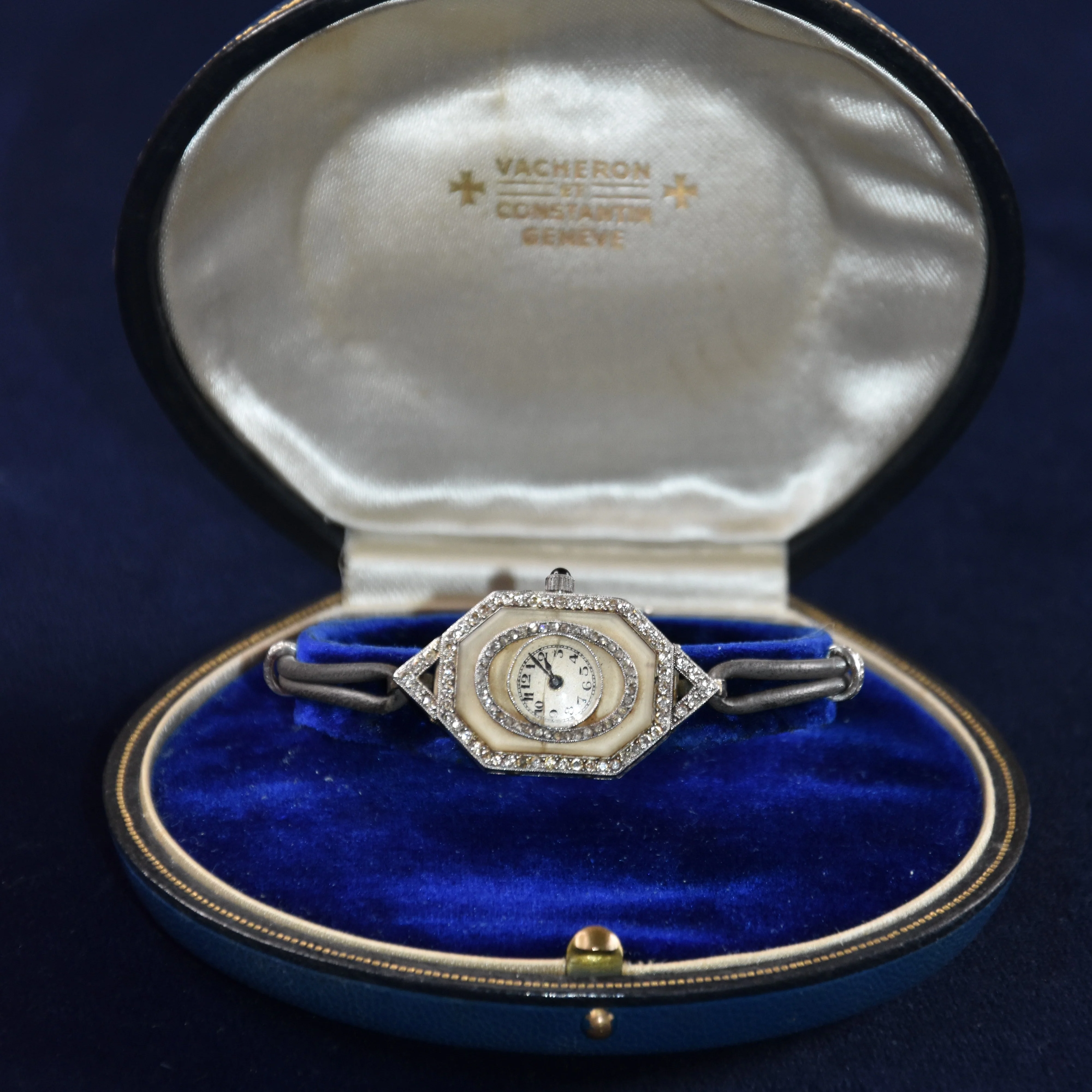 Montre VACHERON CONSTANTIN en or blanc, platine, cuir, quartz et diamants - Image 6