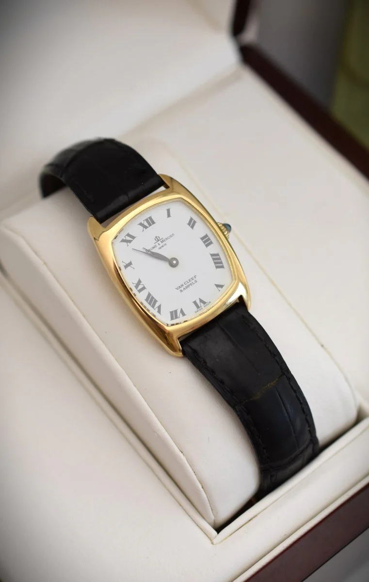 Montre BAUME & MERCIER pour VAN CLEEF & ARPELS en or jaune, cuir et saphir - Image 9
