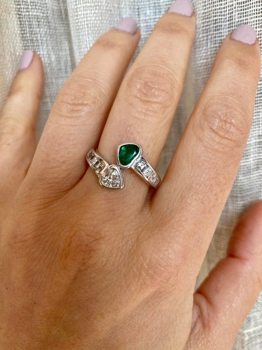 Vintage Hearts Emerald Diamond Vous et Moi Gold Ring - Image 11