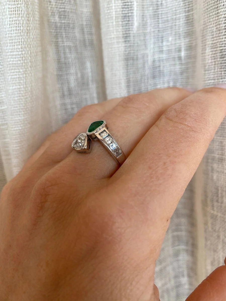 Vintage Hearts Emerald Diamond Vous et Moi Gold Ring - Image 12
