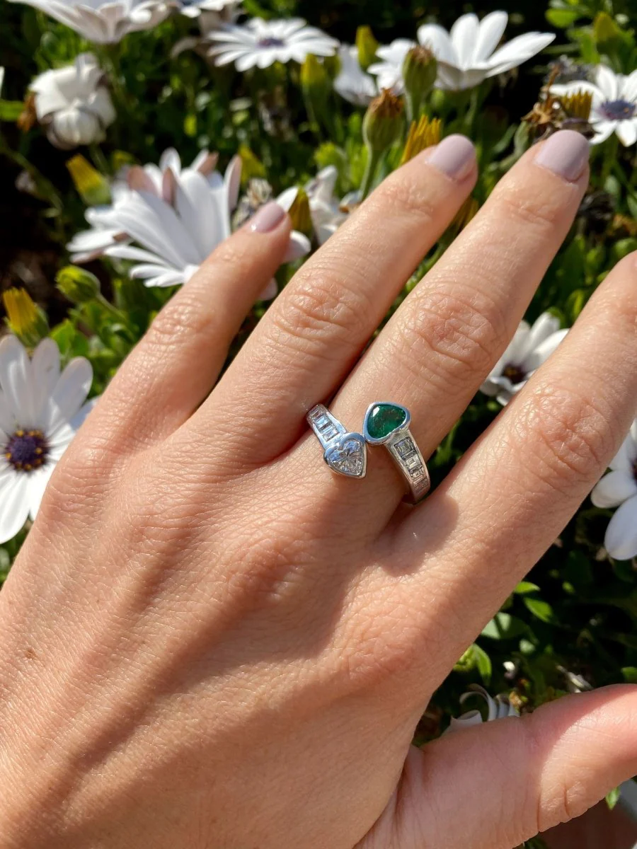 Vintage Hearts Emerald Diamond Vous et Moi Gold Ring - Image 13