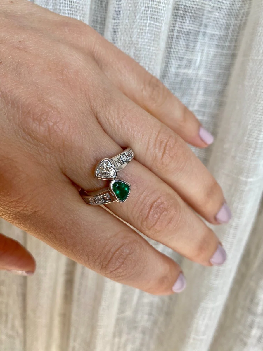 Vintage Hearts Emerald Diamond Vous et Moi Gold Ring - Image 15